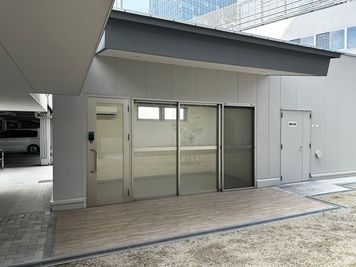 建物外観 - OPH枚方駅前 『 ツドイノヒロマ 』 ツドイノヒロマ「ルームＣ（別棟）」の外観の写真
