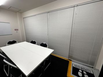 スペース内②※別アングル、ブラインドは開閉可能 - OPH枚方駅前 『 ツドイノヒロマ 』 ツドイノヒロマ「ルームＣ（別棟）」の室内の写真