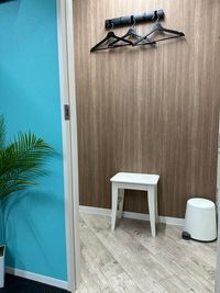 更衣室（鏡、椅子、ゴミ箱、ハンガー有り） - ULU FITNESS GYM ウルフィットネスジムの室内の写真