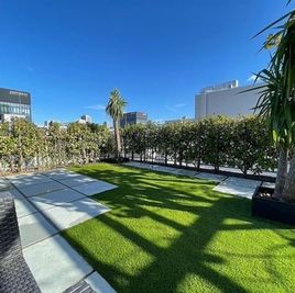 都会の喧騒を眼下に見下ろす開放的なテラス空間。1日2組限定という高いプライベート性が、周囲に気兼ねなく、上質なBBQを満喫いただけます。 - KAYABACHO DECK（カヤバチョウ デッキ） 【完全貸切BBQ場】KAYABACHO DECKの室内の写真