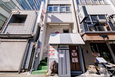 緑の階段をのぼって4階がお部屋です。 - Daisy Side 上野 4F Space Side (4F)の外観の写真