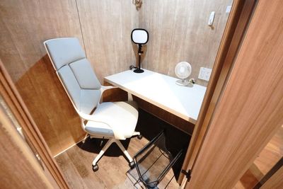 ＜ビズボセンター北駅前No.1＞【換気ファン付完全個室】駅目の前👀徒歩1分🚃Wi-Fi📶電源🔌テレワーク/ZOOM - 【ビズボセンター北駅前】