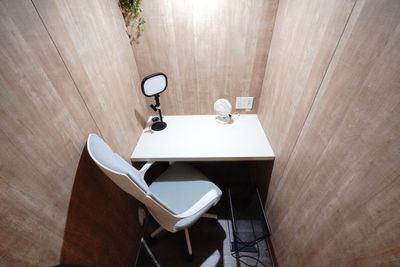 ＜ビズボセンター北駅前No.4＞【換気ファン付完全個室】駅目の前👀徒歩1分🚃Wi-Fi📶電源🔌テレワーク/ZOOM - 【ビズボセンター北駅前】