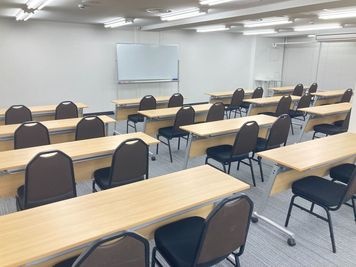 レイアウト例です。
机やイスは部屋の隅に寄せて置いてあります。 - アットビジネスセンターサテライト渋谷宇田川 501号室（イベントルーム・多目的スペース）の室内の写真