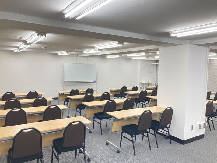 部屋の中央に大きな柱があります。 - アットビジネスセンターサテライト渋谷宇田川 501号室（イベントルーム・多目的スペース）の室内の写真