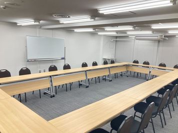 レイアウト例です。
机やイスは部屋の隅に寄せて置いてあります。 - アットビジネスセンターサテライト渋谷宇田川 501号室（イベントルーム・多目的スペース）の室内の写真