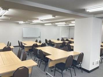 レイアウト例です。
机やイスは部屋の隅に寄せて置いてあります。 - アットビジネスセンターサテライト渋谷宇田川 501号室（イベントルーム・多目的スペース）の室内の写真