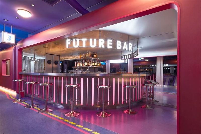 バースペース（ナイトタイム） - FUTURE TRAIN KYOTO DINER & CAFEの室内の写真