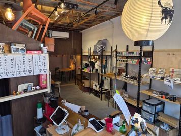 壁側に陳列棚があります - イヌヤマガレッジ レンタルスペースの室内の写真