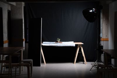 背景紙とプロ仕様の照明機材を使用した撮影イメージ。本格的な物撮りやポートレートに対応します。 - Tenmu FIELDの室内の写真