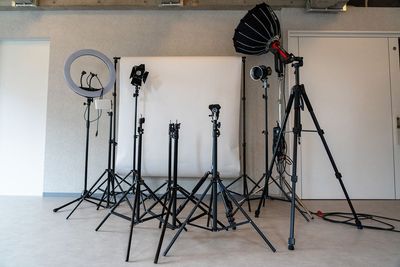プロ用ライト(Aputure C300D II)、その他ライト3種、三脚、背景紙などの本格的な撮影機材一式。
※有料オプション申し込みが必要です - Tenmu FIELDの設備の写真