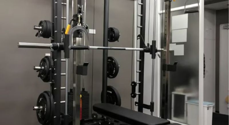 マルチマシン、アジャスタブルベンチ - BlueStar☆Gym横浜関内店の設備の写真