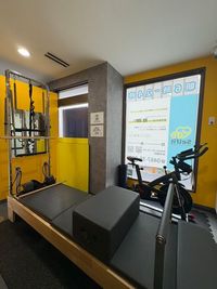 黄色とグレーを基調とした、
プライベートレッスンに適した快適な空間。 - セルフィット茅ヶ崎店【ピラティスルーム】の室内の写真