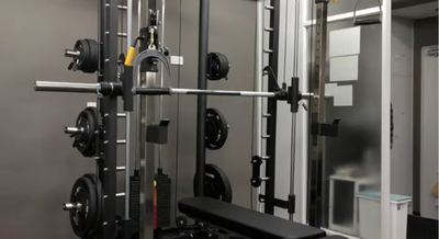 マルチマシン、アジャスタブルベンチ - BlueStar☆Gym横浜関内店の設備の写真