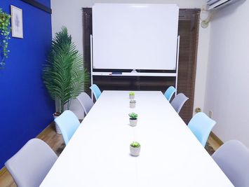 大型ホワイトボード完備。最大8名が向かい合って使える会議セッティング - 《gRoom武蔵小杉》レンタルスペースの室内の写真