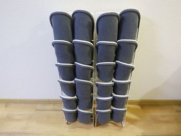スリッパは人数分ご用意しています。靴を脱いでリラックスしてお使いください。 - 《gRoom武蔵小杉》レンタルスペースの設備の写真