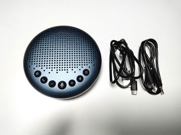 Bluetoothスピーカーフォン完備。Zoom・Teams・Googleミートのオンライン会議が格段にクリアな音質になります。USB-C・有線接続どちらもOK - 《gRoom武蔵小杉》レンタルスペースの設備の写真