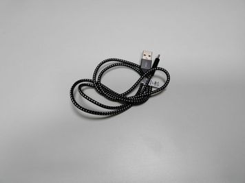 USB-C充電ケーブルも別途完備。スマホ・タブレットの充電はお任せください。 - 《gRoom武蔵小杉》レンタルスペースの設備の写真