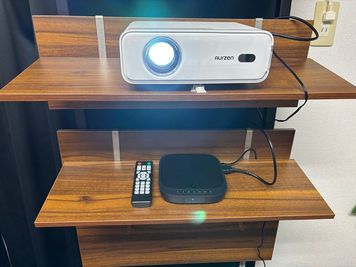 各種動画配信サービスもご視聴できるスマートプロジェクターとDVDプレイヤー - プライベートシアター「としょかんのうら神楽坂」 NEW❣プライベート・シアター🎬「としょかんのうら神楽坂」の設備の写真