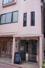 ピンクのレトロな建物の２階です。 - 長原ヨガの外観の写真