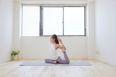 窓が多く「気の流れがいい」とおっしゃっていただける場所です - 長原ヨガの室内の写真