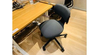 FEEEP新宿東口（新宿三丁目）店 FEEEP新宿東口店｜高級ワークチェア席の室内の写真