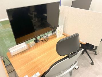 🌟定価6〜30万円の高級チェア席🌟【新宿駅徒歩3分｜オープン席】無料Wi-Fi/電源/31.5inモニター - FEEEP新宿東口（新宿三丁目）店