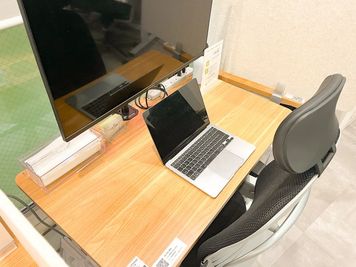 FEEEP新宿東口（新宿三丁目）店 FEEEP新宿東口店｜高級ワークチェア席の室内の写真