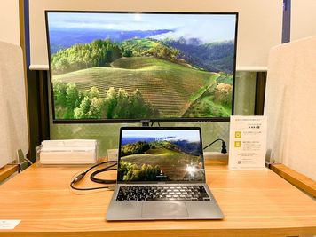 FEEEP新宿東口（新宿三丁目）店 FEEEP新宿東口店｜高級ワークチェア席の室内の写真