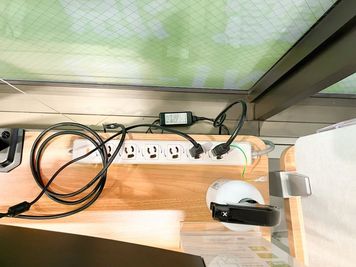 FEEEP新宿東口（新宿三丁目）店 FEEEP新宿東口店｜高級ワークチェア席の室内の写真