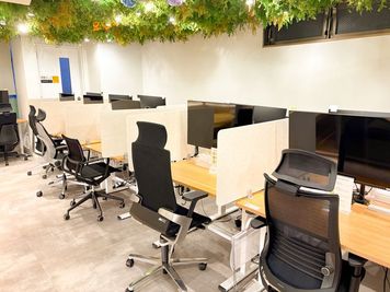 FEEEP新宿東口（新宿三丁目）店 FEEEP新宿東口店｜高級ワークチェア席の室内の写真