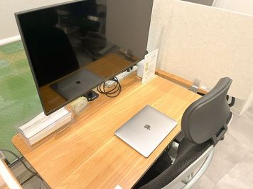 FEEEP新宿東口（新宿三丁目）店 FEEEP新宿東口店｜高級ワークチェア席の室内の写真