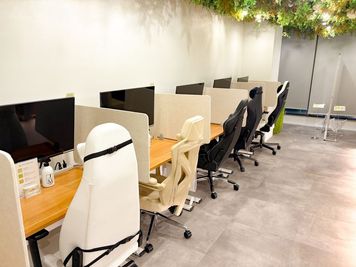 FEEEP新宿東口（新宿三丁目）店 FEEEP新宿東口店｜高級ワークチェア席の室内の写真