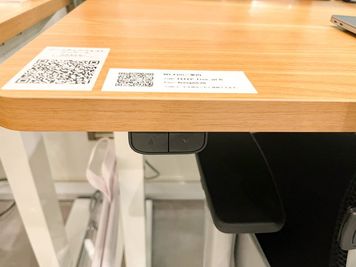 FEEEP新宿東口（新宿三丁目）店 FEEEP新宿東口店｜高級ワークチェア席の室内の写真