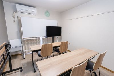 2名掛けづつの教室形式にも対応 - meets鹿児島 東口 会議室の室内の写真