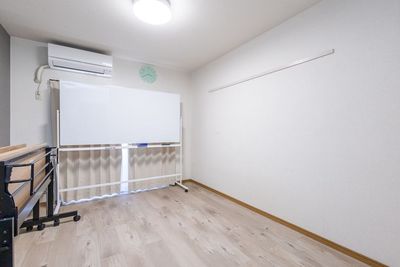 テーブルとイスを収納した状態 - meets鹿児島 東口 会議室の室内の写真