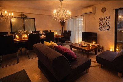 ソファ席 - ASOBIBA南森町 シャンデリアルーム南森町の室内の写真