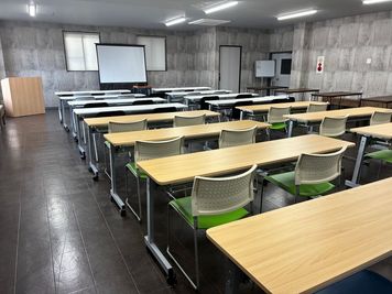 会議室棟1階にある約90㎡の会議室です。着席で30－50名のご利用が可能です。 - FLEXIBLE OFFICE JUPITER