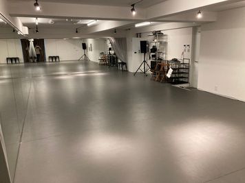 スタジオ全景 - レンタルダンススタジオるーぷらの室内の写真