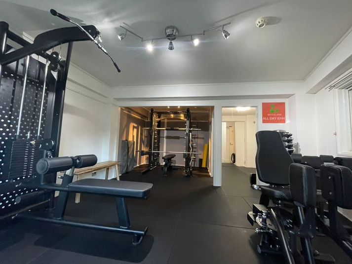 REVOLUONE
アブダクター＆アダクター
ラットプルダウン＆シーテッドロー - ALL DAY GYM上野毛 二子玉川エリア上野毛駅3分‼スミス/ラット/アブダクター完備の室内の写真