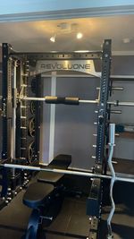 REVOLUONE最新
マルチスミスマシン - ALL DAY GYM上野毛 二子玉川エリア上野毛駅3分‼スミス/ラット/アブダクター完備の室内の写真