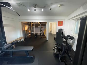 ALL DAY GYM上野毛 二子玉川エリア上野毛駅3分‼スミス/ラット/アブダクター完備の室内の写真