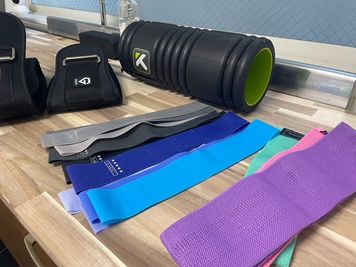 ストレッチマット​、ストレッチポール、腹筋ローラー
トレーニングバンド各種
トレーニングベルト（各種サイズ) - ALL DAY GYM上野毛 二子玉川エリア上野毛駅3分‼スミス/ラット/アブダクター完備の設備の写真