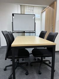 4~6名掛けのミーティングテーブル - フリースペースBloom六本木 【個人ブース】フリースペースBloom六本木の室内の写真