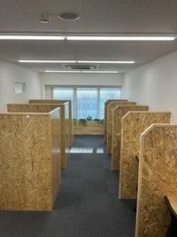 全10席となります。全席仕切り付きで横の視線を気にせず集中できます。 - フリースペースBloom六本木 【個人ブース】フリースペースBloom六本木の室内の写真