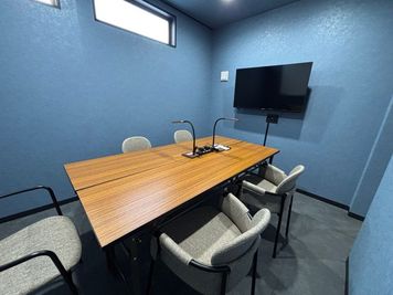 カフェエリアに隣接した会議室もセットでの貸し切りになります。
荷物置きや控室としてもご使用いただけます - IDEABOXシェアオフィス＆カフェ レンタルスペース　パーティールーム　カウンターキッチン　大型TVの室内の写真