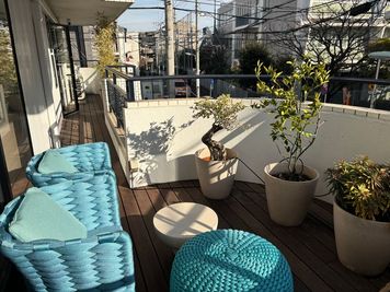 バルコニーテラスでゆっくりくつろげます - IDEABOXシェアオフィス＆カフェ レンタルスペース　パーティールーム/シネマルームの設備の写真