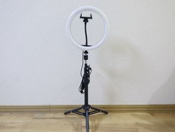 リングライト付きで、オンライン面接・Zoom配信もプロ品質に。スマホホルダー付き。 - 《gRoom武蔵小杉》レンタルスペースの設備の写真