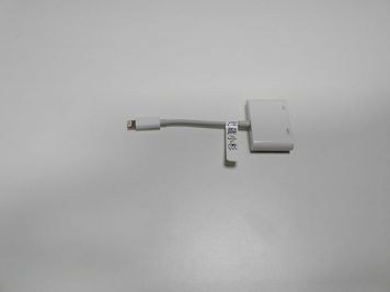 iPhoneをプロジェクターに映せるLightning HDMIアダプター完備。スマホでの発表もできます。 - 《gRoom武蔵小杉》レンタルスペースの設備の写真