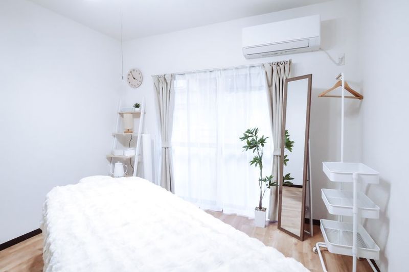 【施術ルーム】女性でも片手でラクラク高さ調節可能な施術ベッドがある施術ルームです。 - レンタルサロンエアリ　阪急豊中店 完全個室レンタルサロンの室内の写真